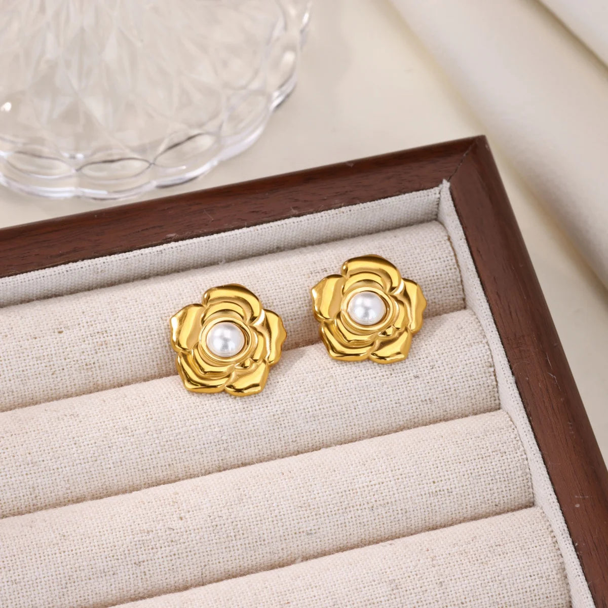 Exquisit Stainless Steel Love Heart Flower Earrings for Women Gold Plated Pearl Ear Stud Earrings Party Personality Jewelry New