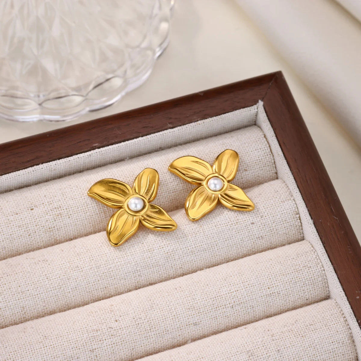 Exquisit Stainless Steel Love Heart Flower Earrings for Women Gold Plated Pearl Ear Stud Earrings Party Personality Jewelry New