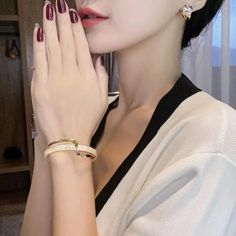White Shellfish Bracelets Board Bend Metal Bangles Womens Hand Bracelets Geometric C- shaped Opening Bracelets Jewelry Gifts