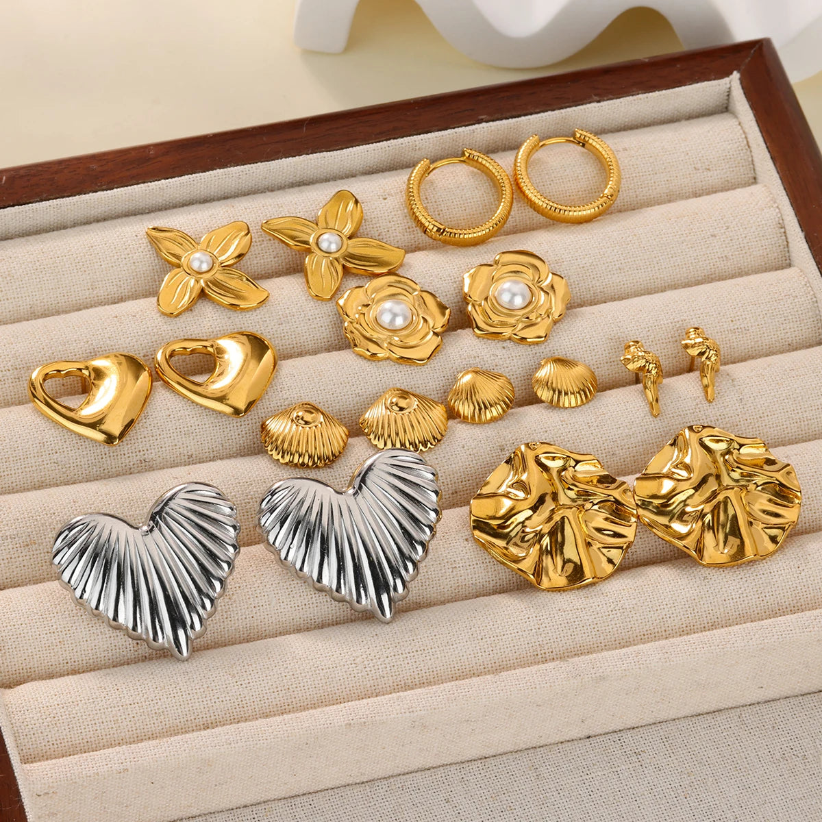 Exquisit Stainless Steel Love Heart Flower Earrings for Women Gold Plated Pearl Ear Stud Earrings Party Personality Jewelry New