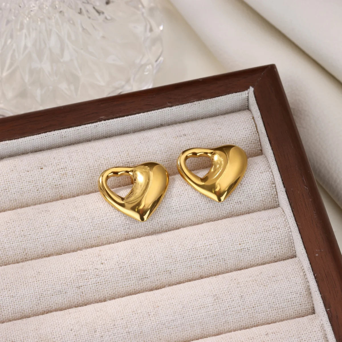 Exquisit Stainless Steel Love Heart Flower Earrings for Women Gold Plated Pearl Ear Stud Earrings Party Personality Jewelry New