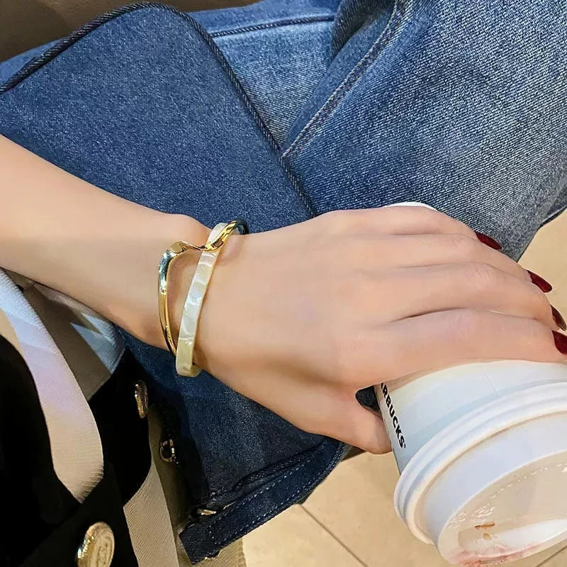 White Shellfish Bracelets Board Bend Metal Bangles Womens Hand Bracelets Geometric C- shaped Opening Bracelets Jewelry Gifts
